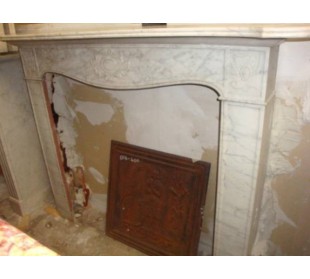 Caminetto antico piemontese, tra Liberty e Reggenza, scolpito in marmo Bianco Venatino Carrara. 2