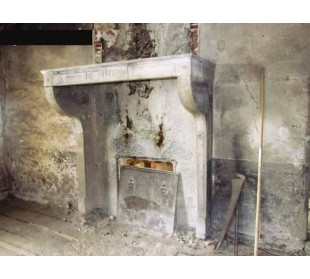 Antica cornice da caminetto "Champagnard" in pietra dorata di grandi dimensioni e per ambienti rustici.