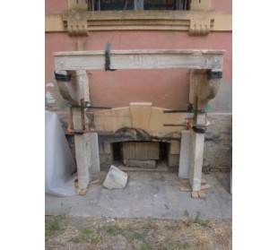 Antica cornice da caminetto "Champagnard" in pietra dorata di grandi dimensioni e per ambienti rustici. 2