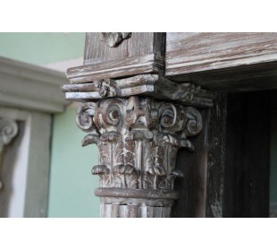 Cornice da caminetto antica in legno di rovere con dettagli architettonici neoclassici e decorazioni a colonna. 2