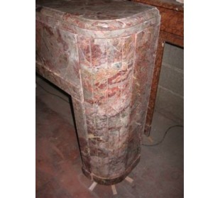 Cornice da camino antica Art Deco scolpita in raro ed affascinante marmo "Sarrancolin".