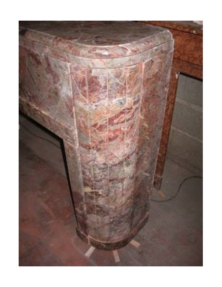 Cornice da camino antica Art Deco scolpita in raro ed affascinante marmo "Sarrancolin".